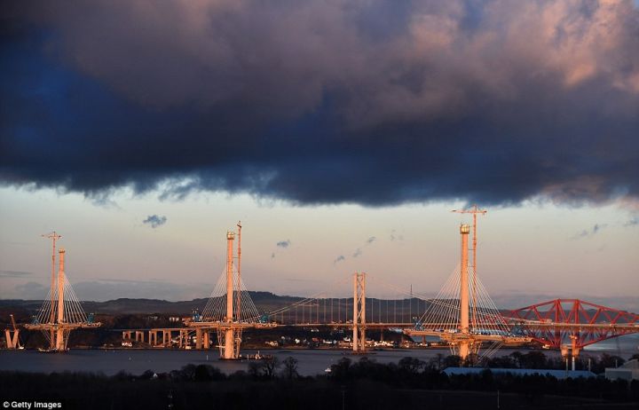 昆斯费里大桥(福斯三桥)世界最大跨度三塔斜拉桥的图3